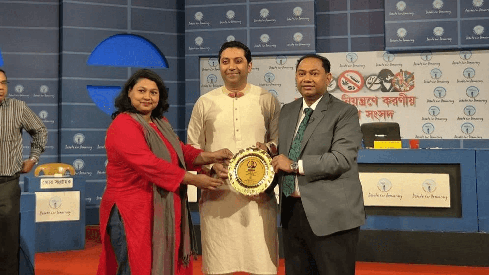 বিতর্ক প্রতিযোগিতায় পুরস্কার তুলে দিচ্ছেন ববি হাজ্জাজ