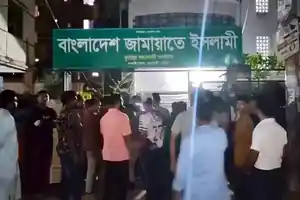 কুমিল্লা মহানগর জামায়াতের কার্যালয়ের সামনে জড়ো হওয়া লোকজন